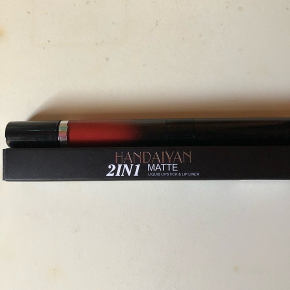 Lip gloss and lip liner - Picture 1 of 1